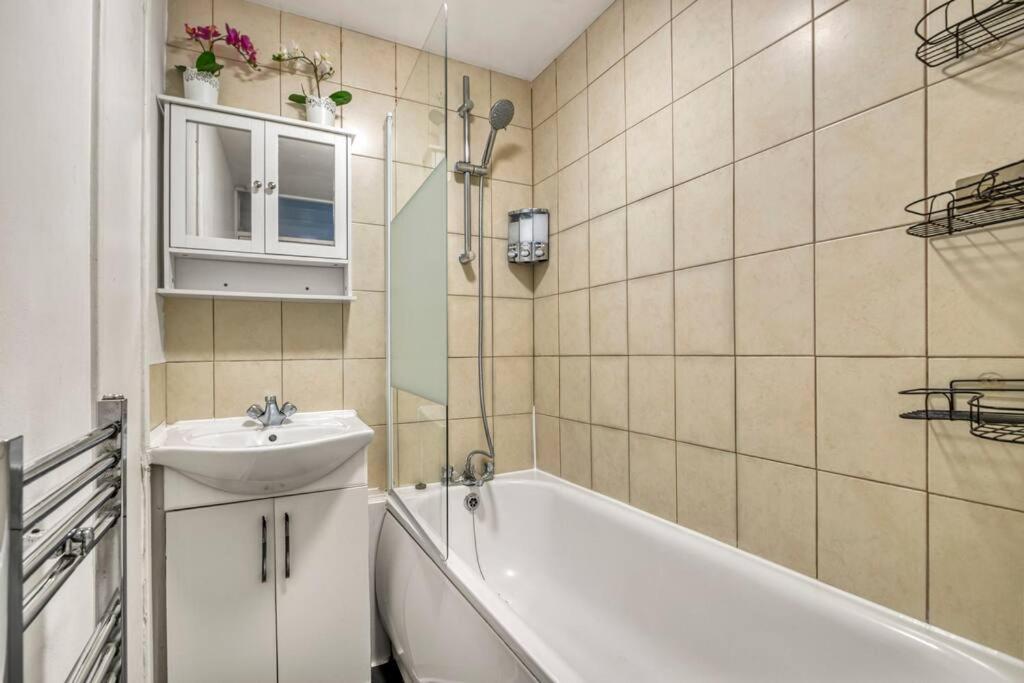 Peaceful 2-bed South Bank Londra